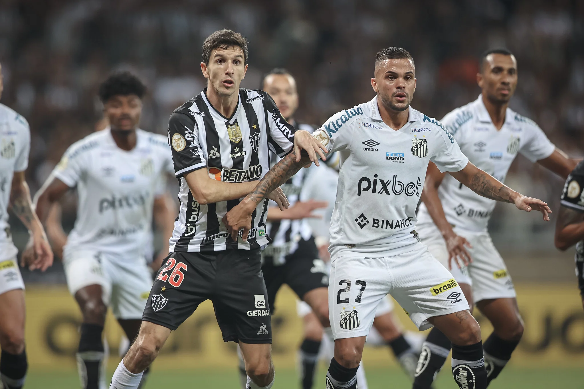 Com um a menos, Santos empata com o Atlético-MG com pênalti assinalado pelo VAR