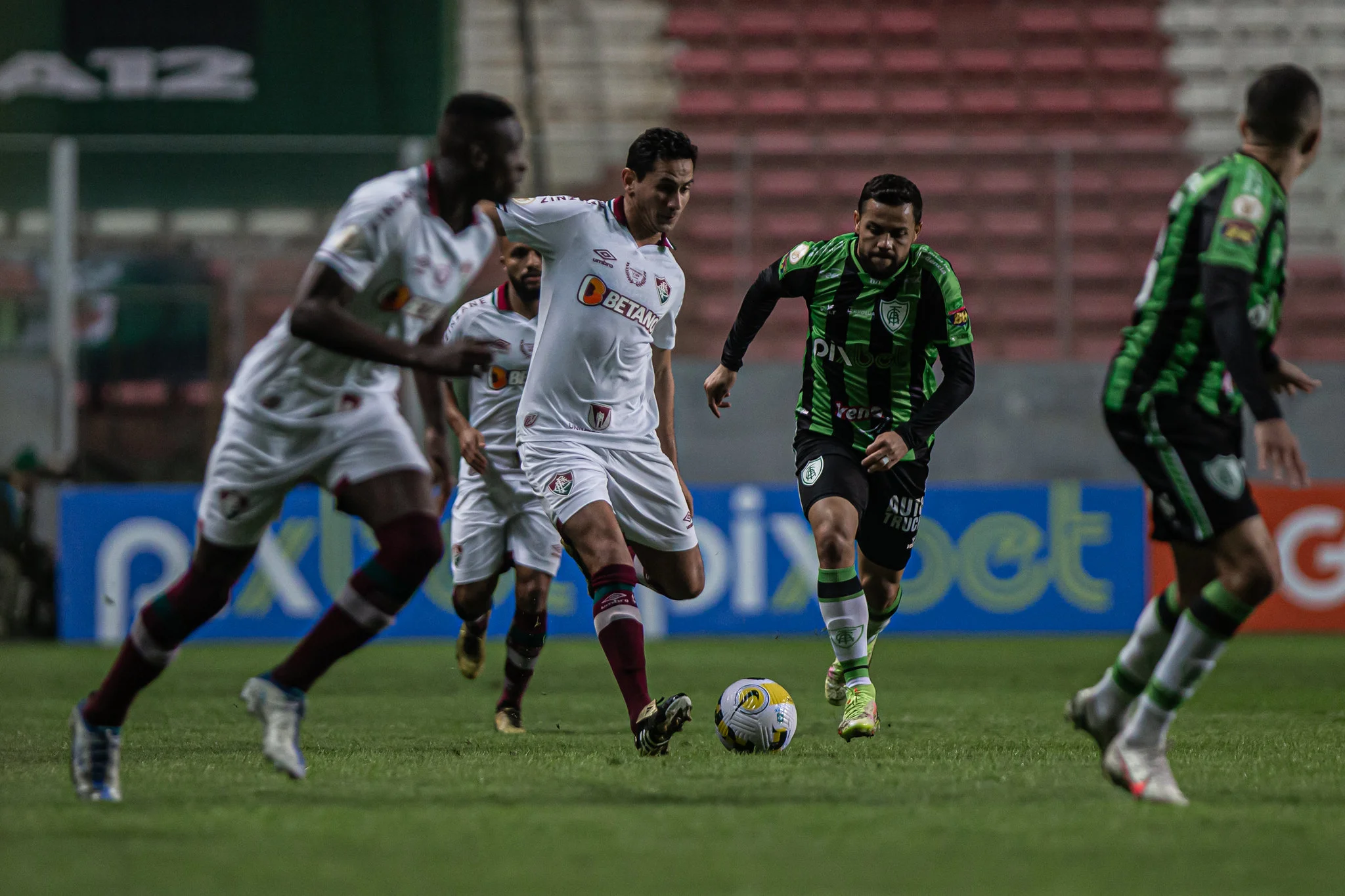 Fluminense empata com o América-MG após jogar com um a mais desde o início