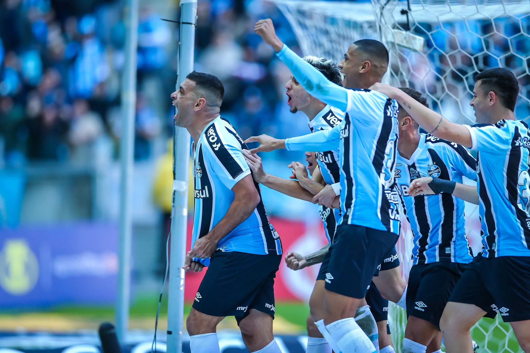 Grêmio vence Sampaio com dois de Diego Souza e sé mantém firme na briga do G-4