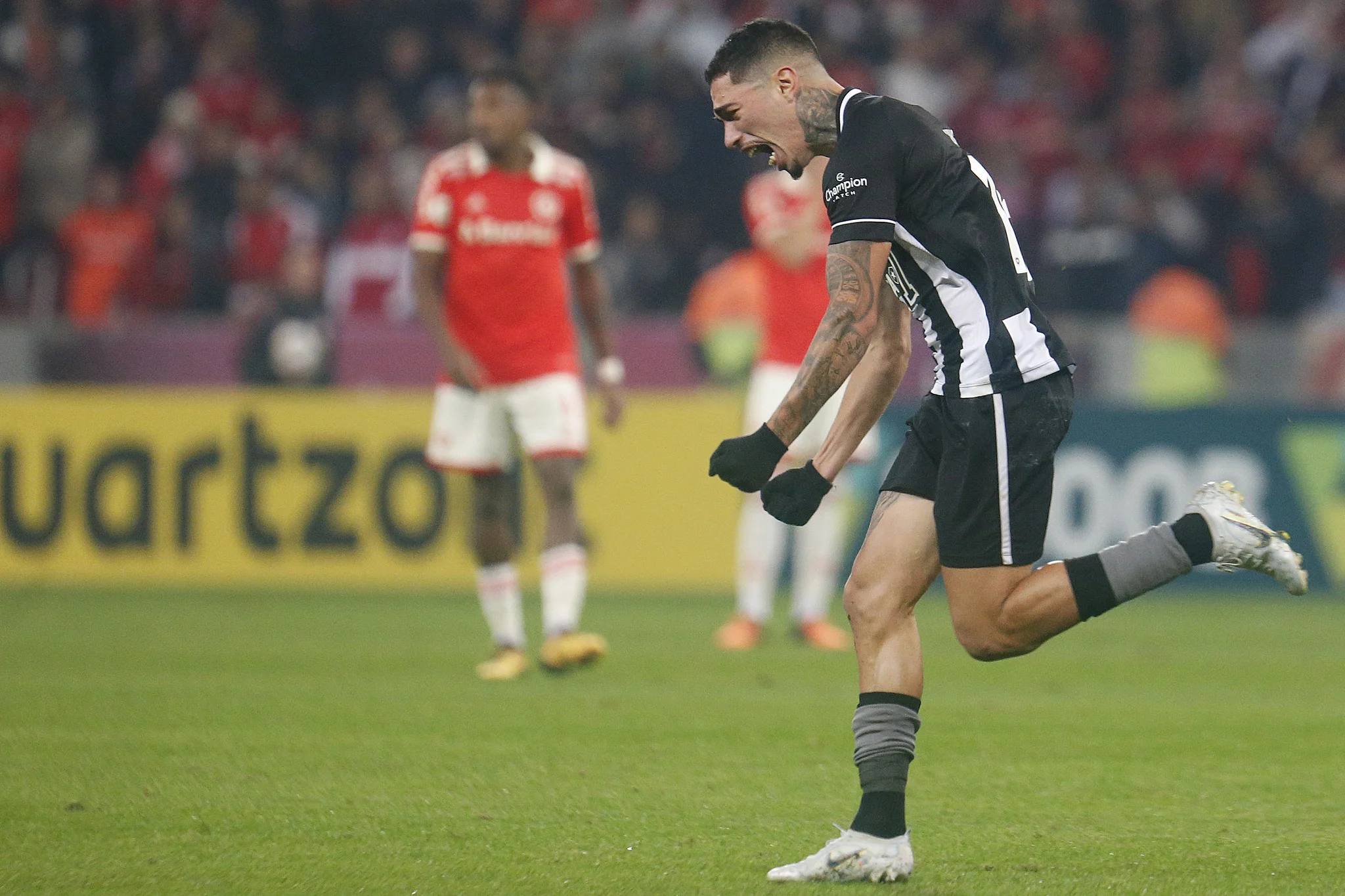 Botafogo joga com um a menos e vence Inter de virada em noite de pancadaria