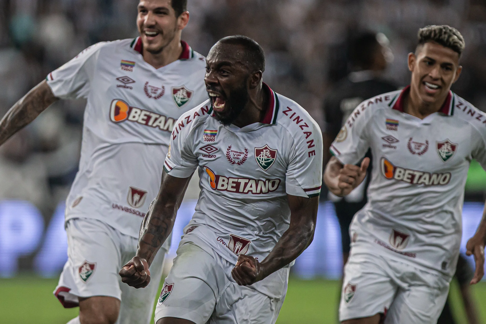 Com gol de zagueiro, Flu vence o Botafogo e encosta no G-4 do Brasileirão