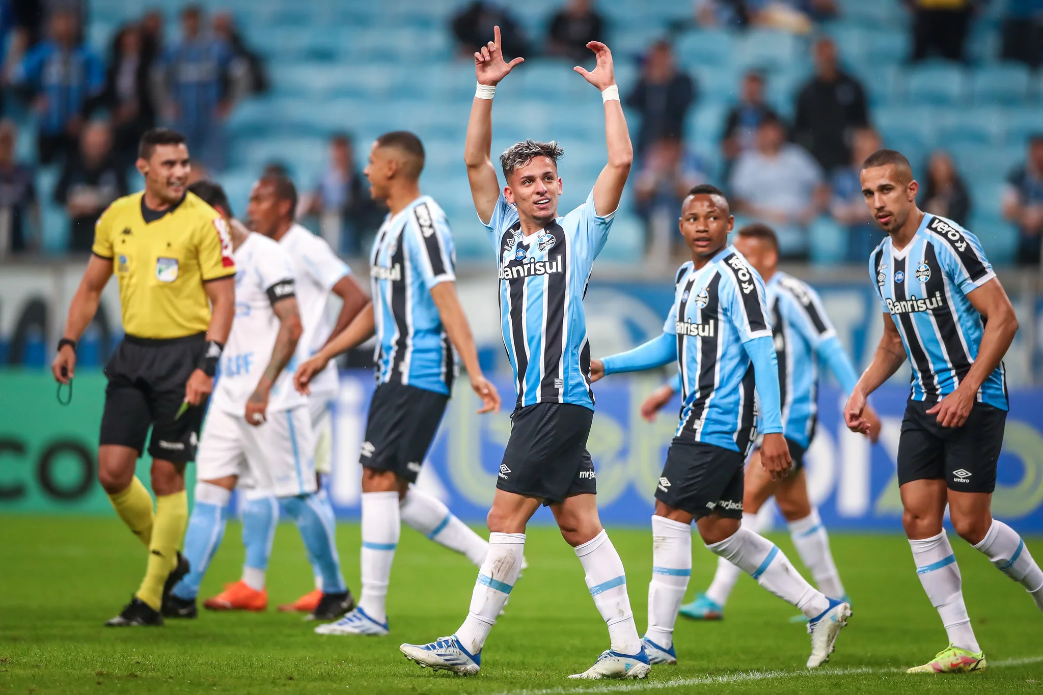 Econômico, Grêmio bate Londrina e chega a nove jogos invicto na Série B