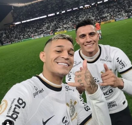 Garotos resolvem, Corinthians bate Juventude e pula para liderança do Brasileirão