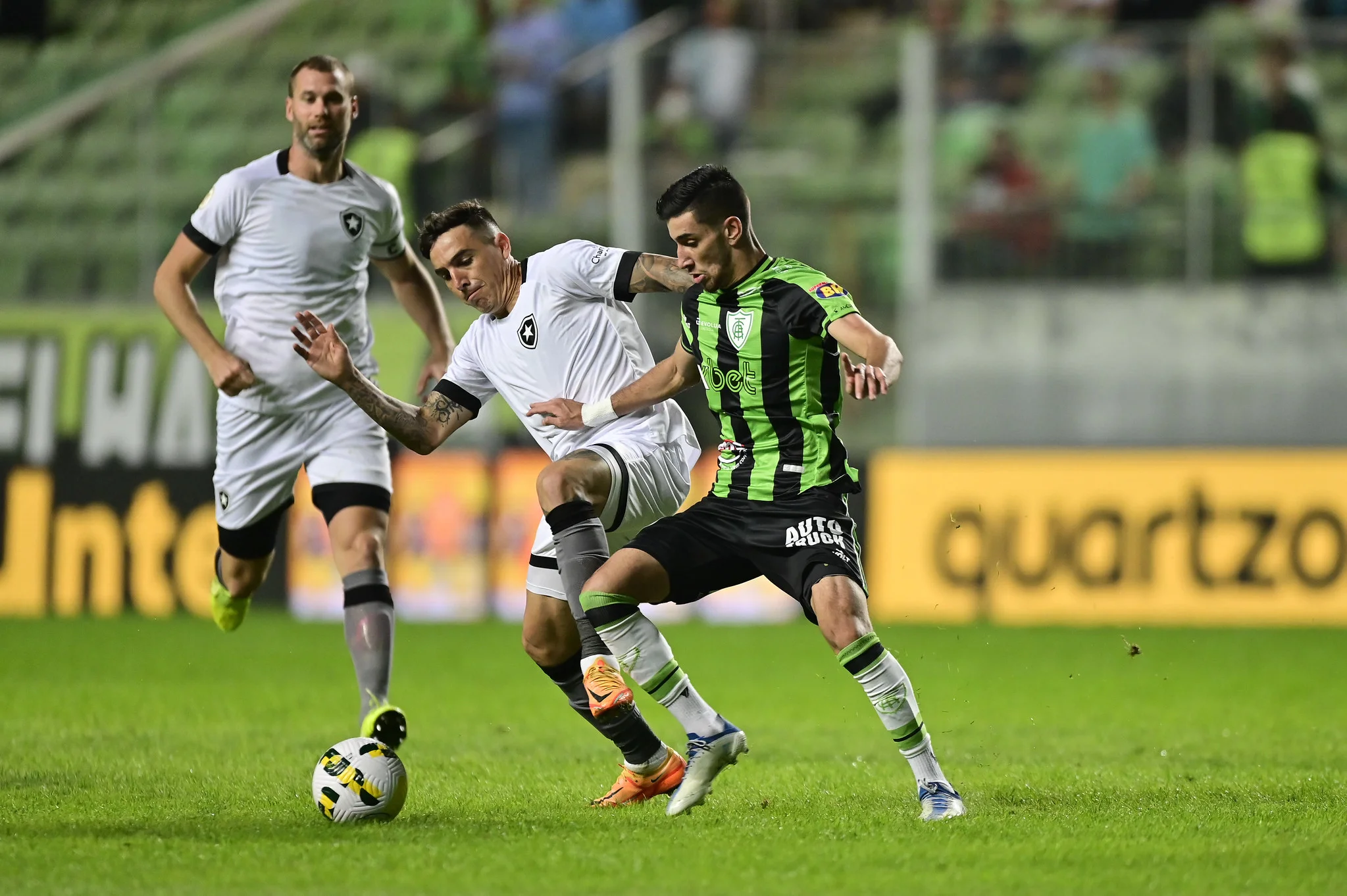 Botafogo leva 3 a 0 do América-MG e se complica nas oitavas da Copa do Brasil