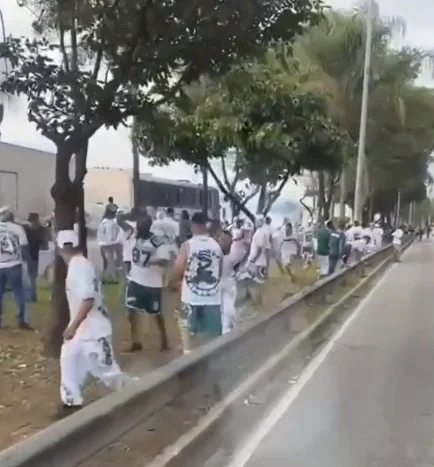 Torcedores de Goiás e Corinthians entram em confronto com barras e paus