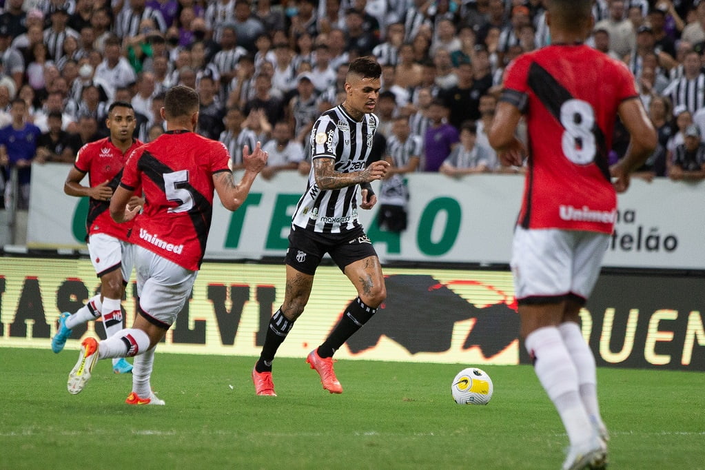 Atlético-GO sai na frente, Ceará reage e times empatam confronto pelo Brasileiro no Castelão