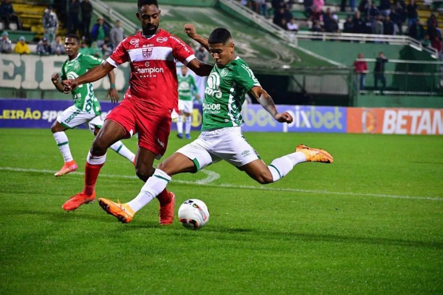 Chapecoense perde para o CRB e segue sem vencer em casa na Série B