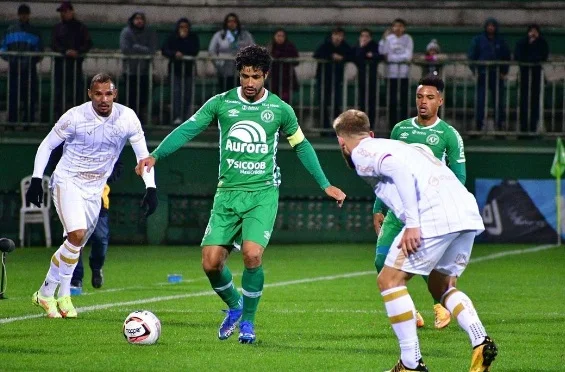 Com dois gols contra, Criciúma vence Chapecoense de virada e se aproxima do G-4