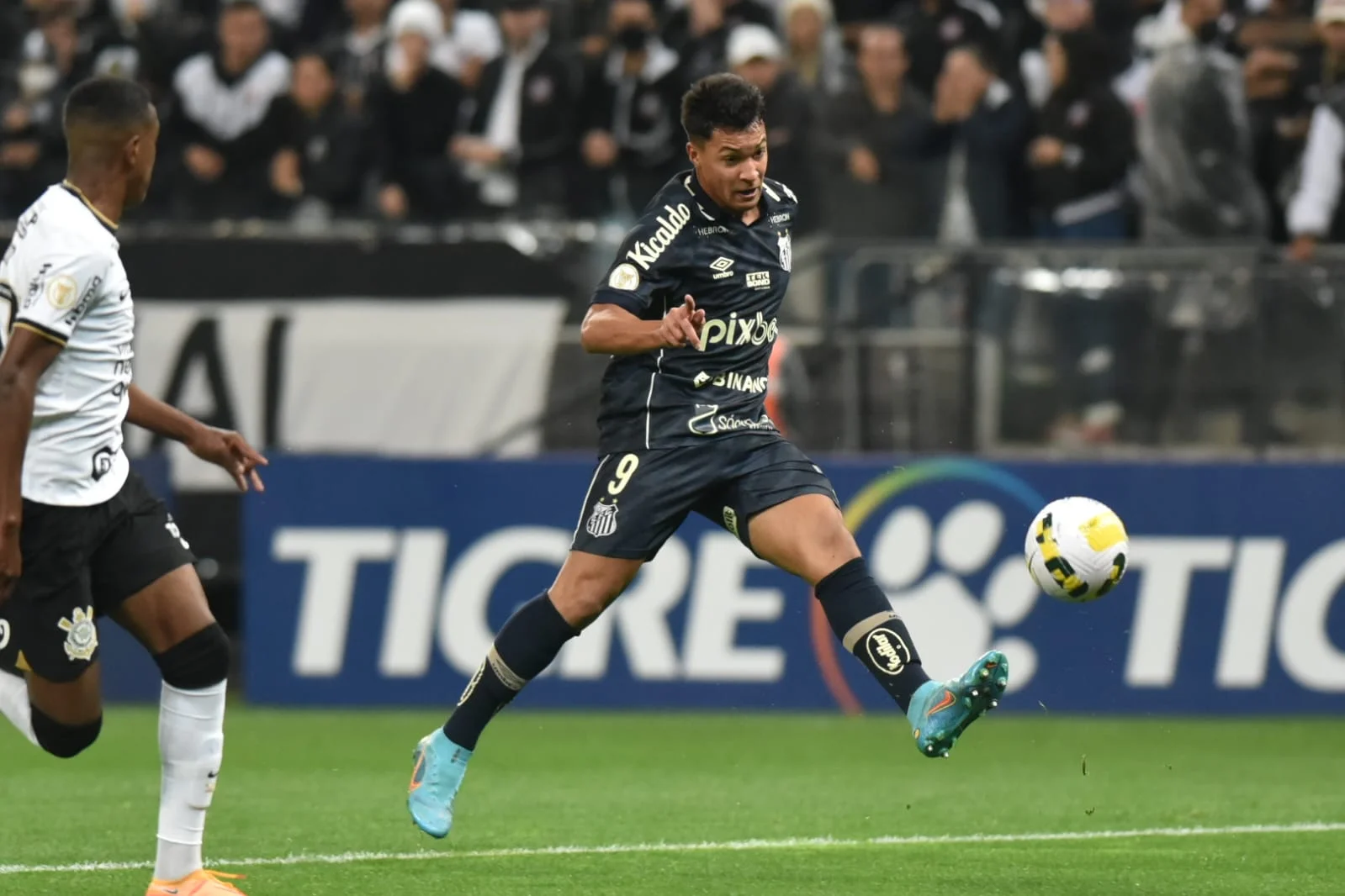 Corinthians e Santos fazem jogo de poucas emoções e ficam no empate sem gols