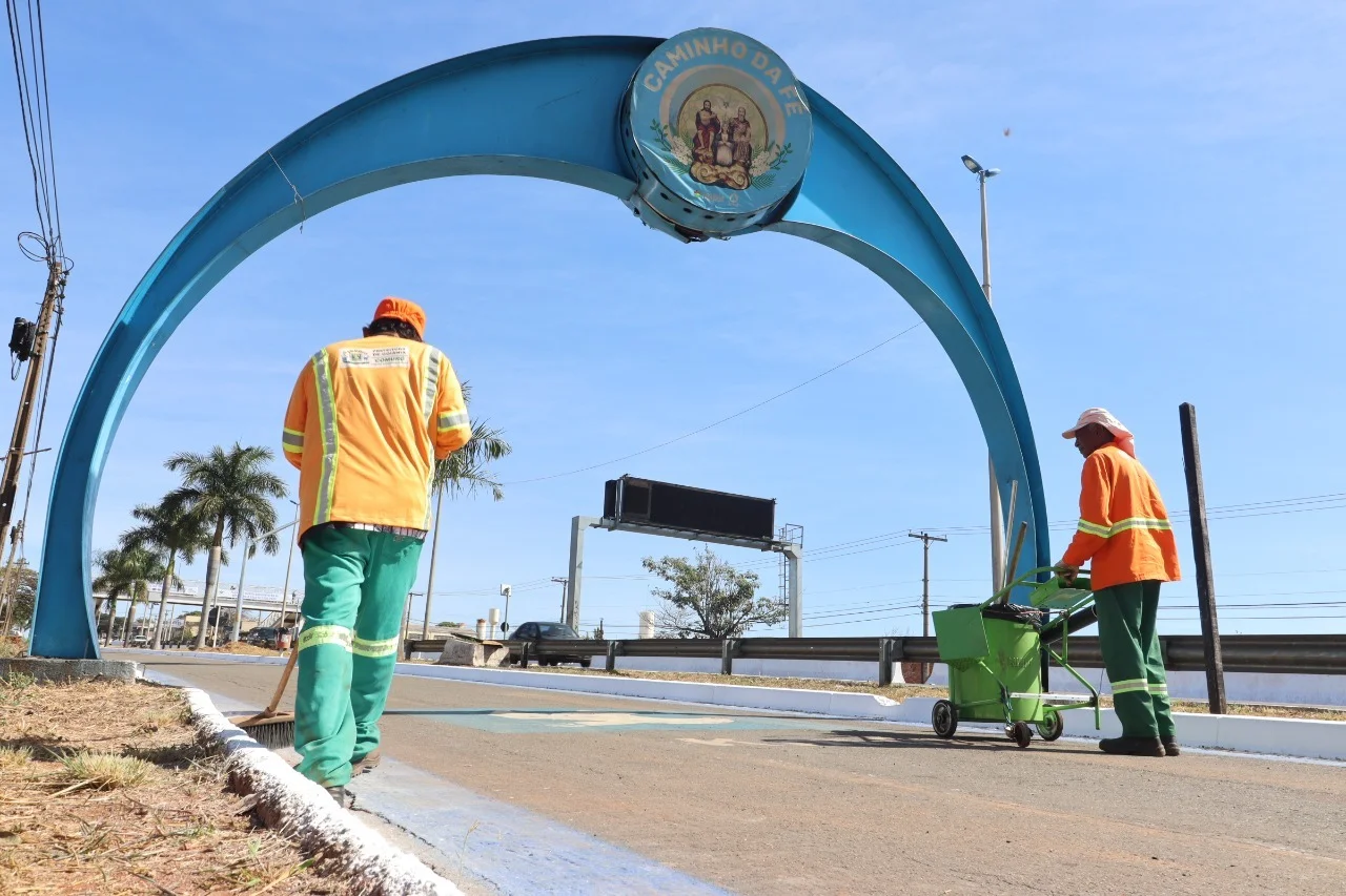 Prefeitura de Goiânia faz limpeza e manutenção no trecho urbano da Rodovia dos Romeiros