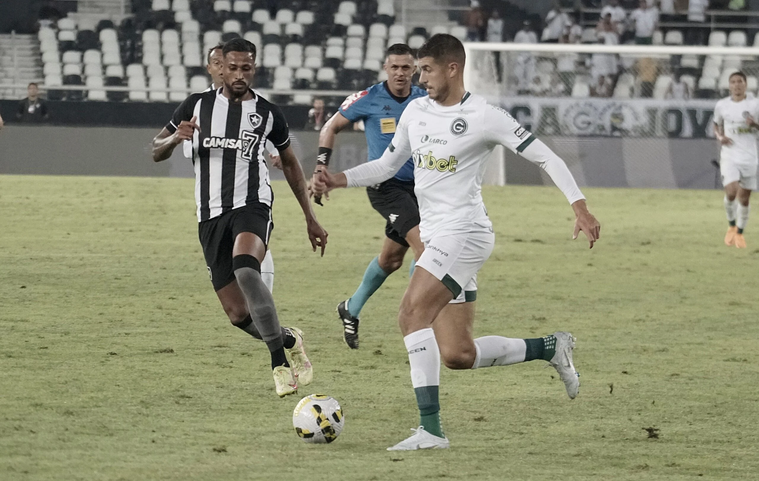 Destaque do Goiás na vitória diante do Botafogo, Pedro Raul destaca trabalho de Jair Ventura