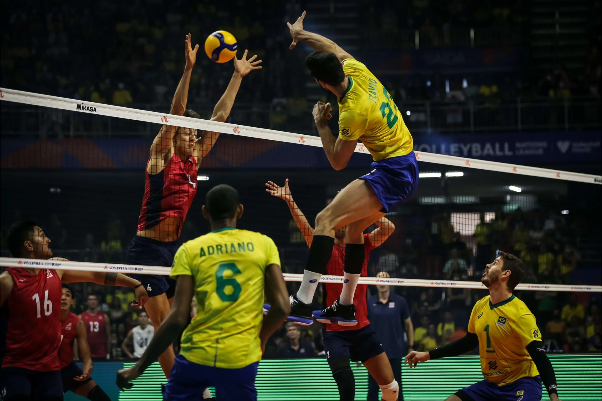 ‘Gigantes’ dos EUA comandam virada sobre Brasil na Liga das Nações de vôlei