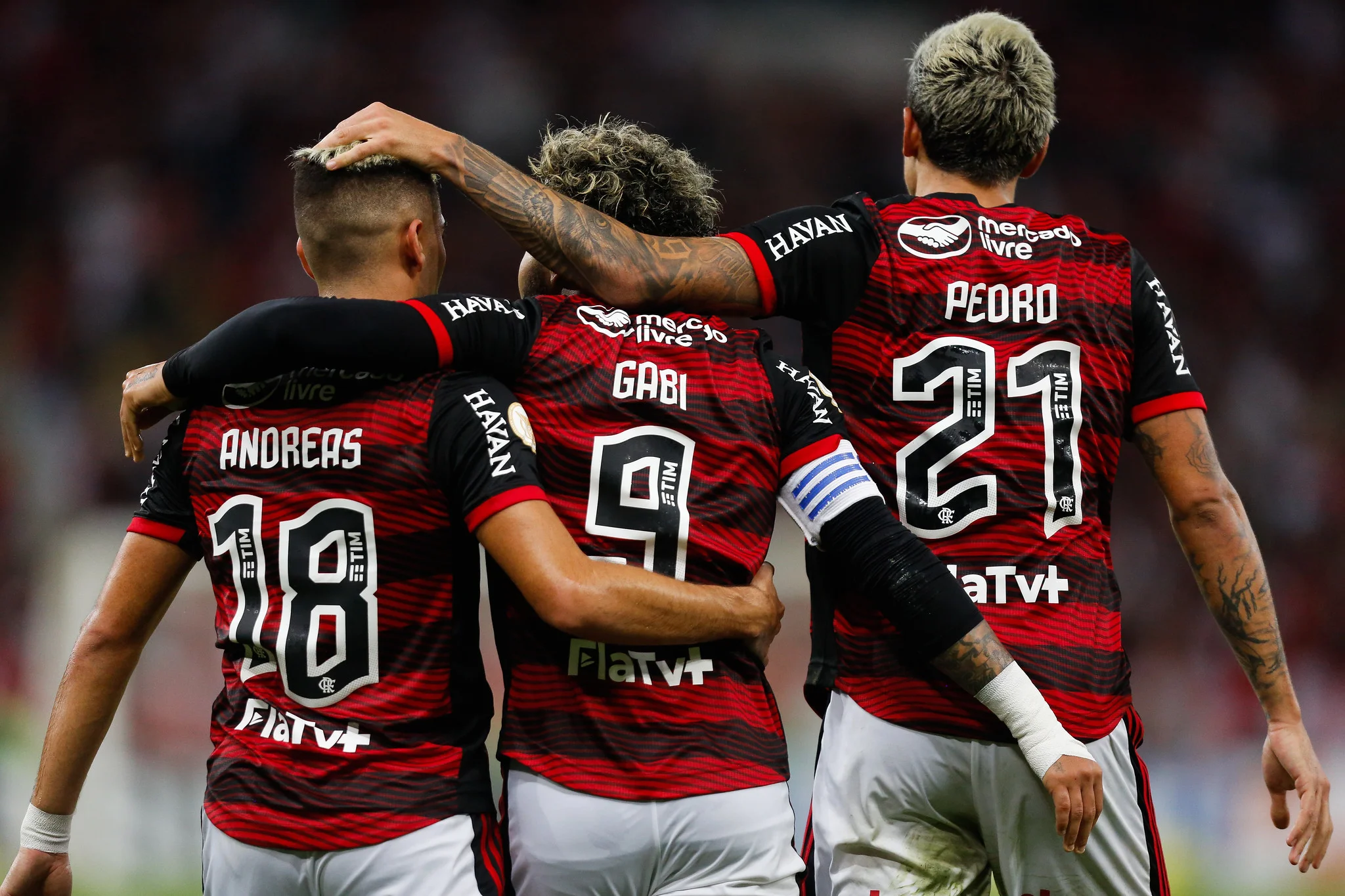 Gabigol perde pênalti, mas Flamengo bate América-MG e alivia a pressão