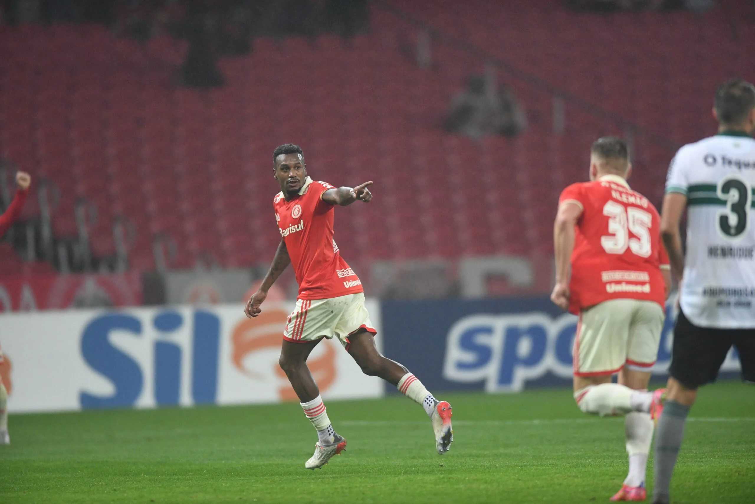 Em belo jogo no Beira-Rio, Inter derrota Coritiba e entra no G-4 do Brasileirão