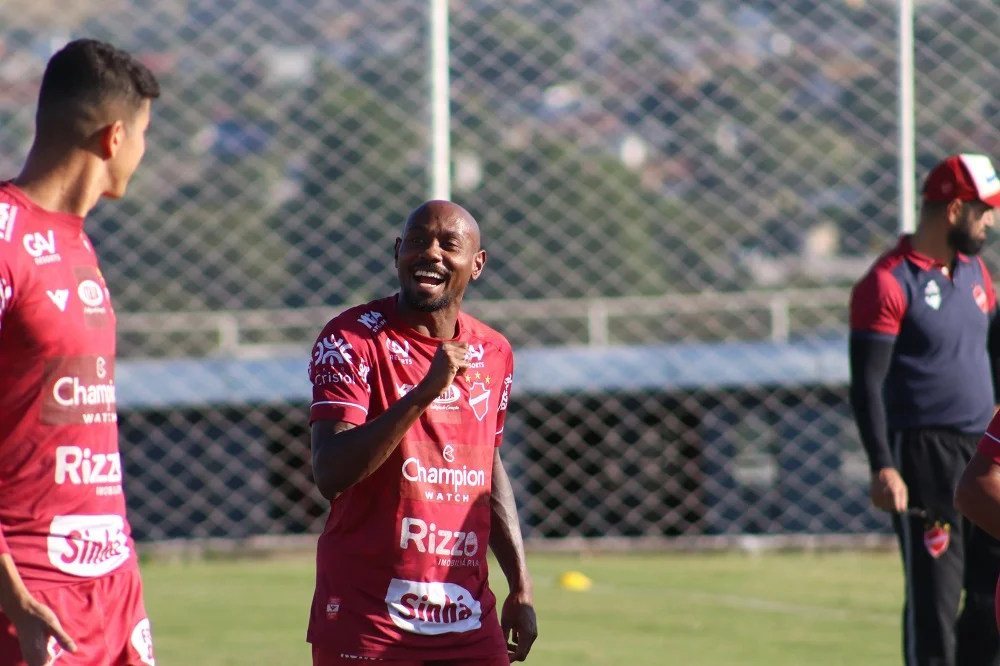 Atacante deixa o Vila Nova após 25 jogos e nenhum gol marcado