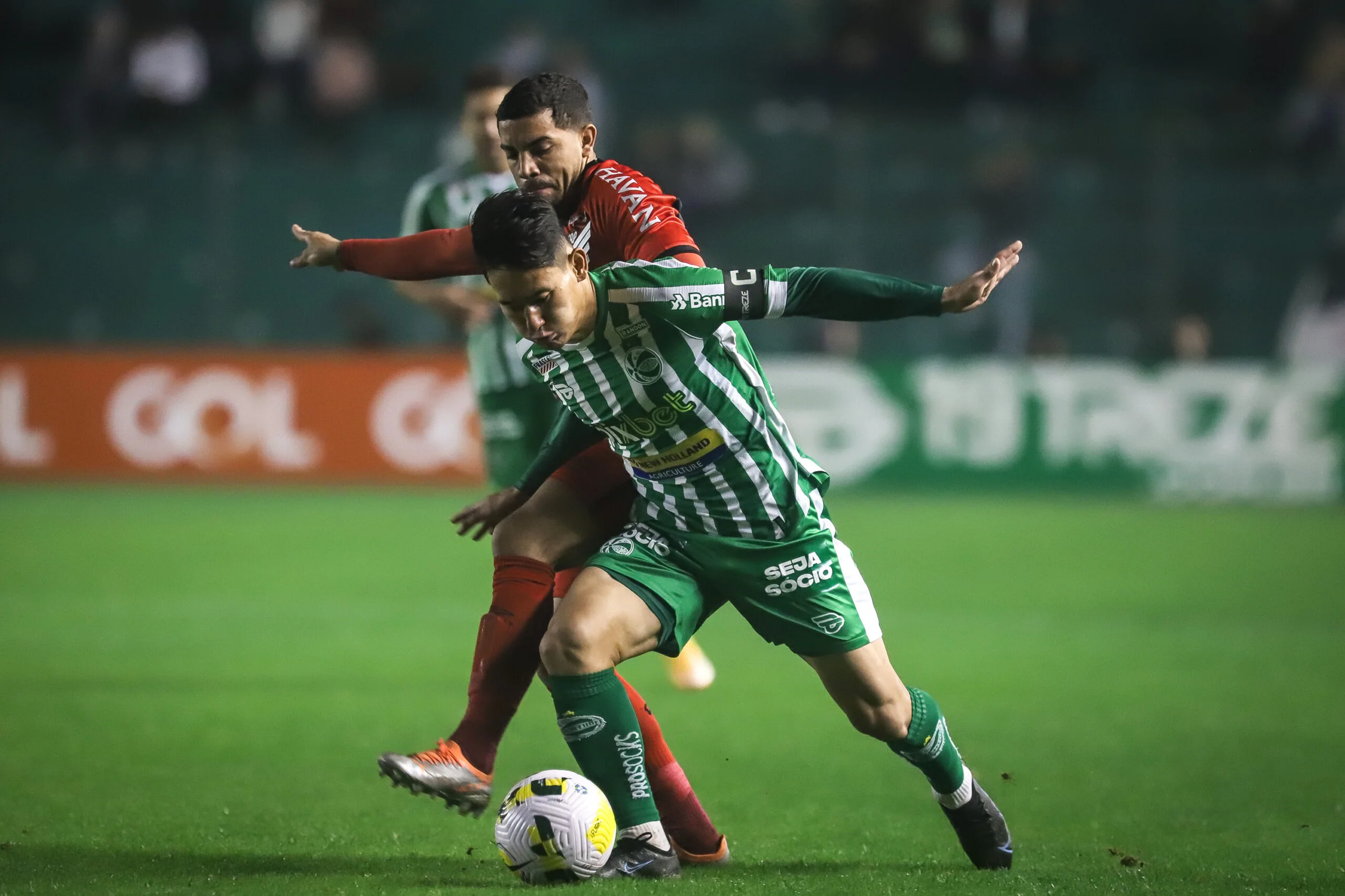 Athletico-PR vira sobre o Juventude e assume a vice-liderança do Brasileirão