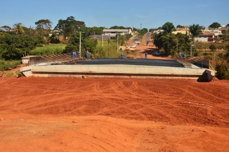 Ponte que fará conexão do Bairro Cardoso ao Jardim Helvécia, em Aparecida de Goiânia, está na fase final de conclusão