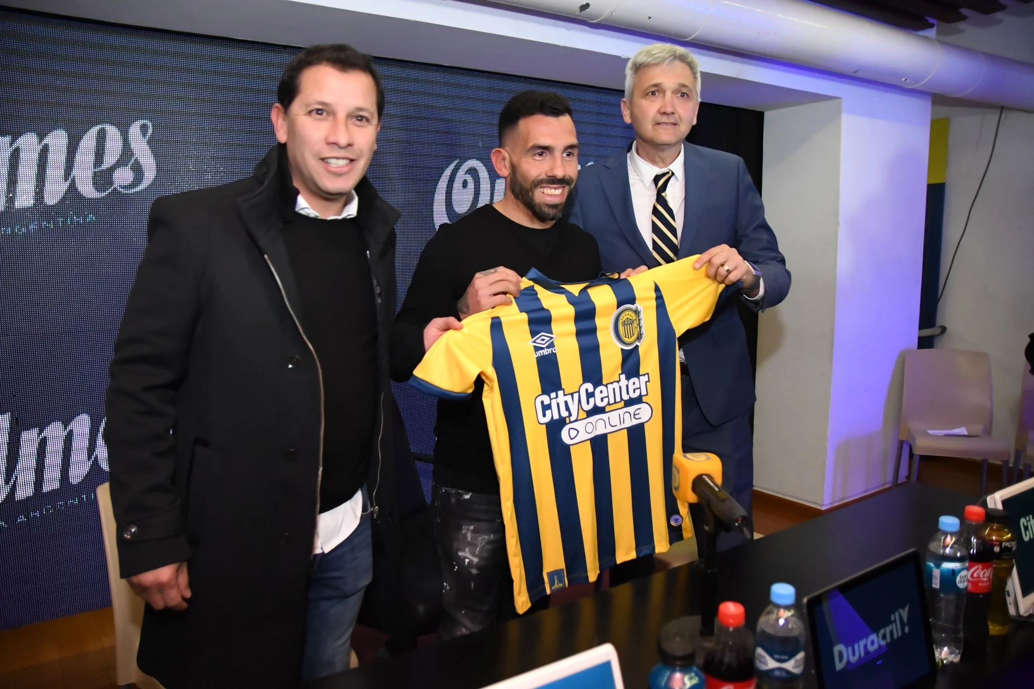 Carlitos Tévez é anunciado novo treinador do Rosario Central: ‘O jogador do povo’