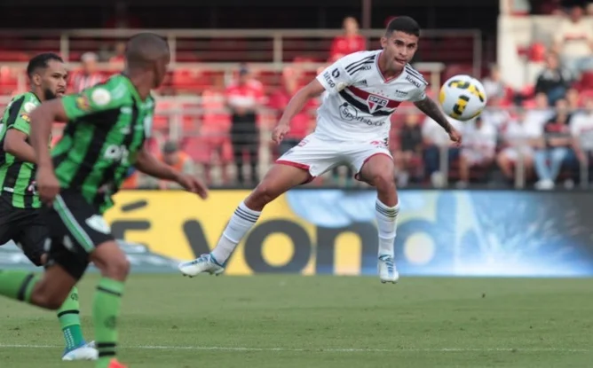 São Paulo supera o América-MG no Morumbi e volta a vencer no Brasileirão