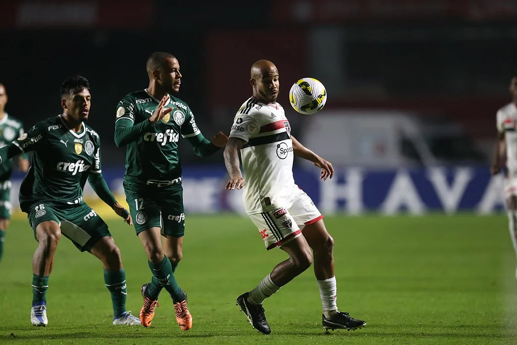 São Paulo se vinga do Palmeiras e obtém vantagem nas oitavas da Copa do Brasil