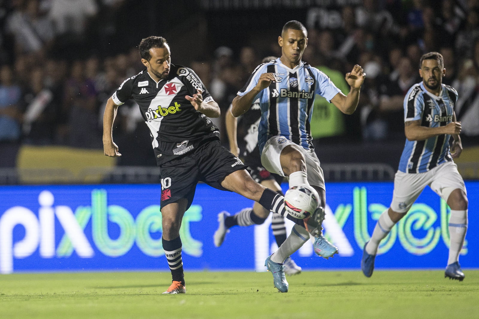 Vasco e Grêmio criam boas chances, mas empatam sem gols na Série B