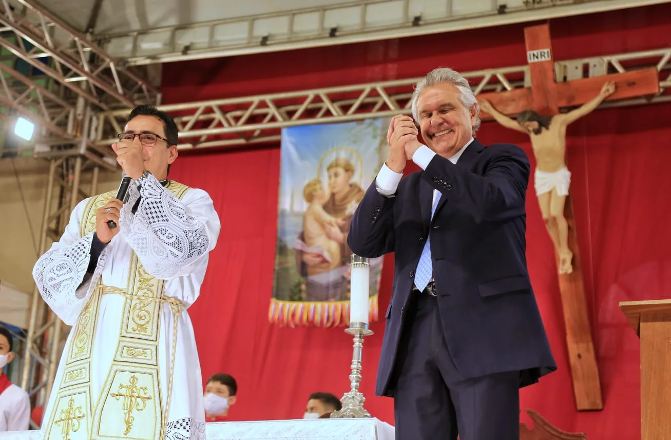 Caiado prestigia encerramento da tradicional Festa de Santo Antônio do Descoberto