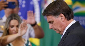 Bolsonaro enfrenta duas vezes mais pedidos de impeachment que Dilma