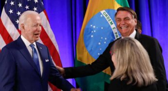 <strong>Após gelo, Bolsonaro e </strong>Biden<strong> dão meio abraço em foto na Cúpula das Américas</strong>