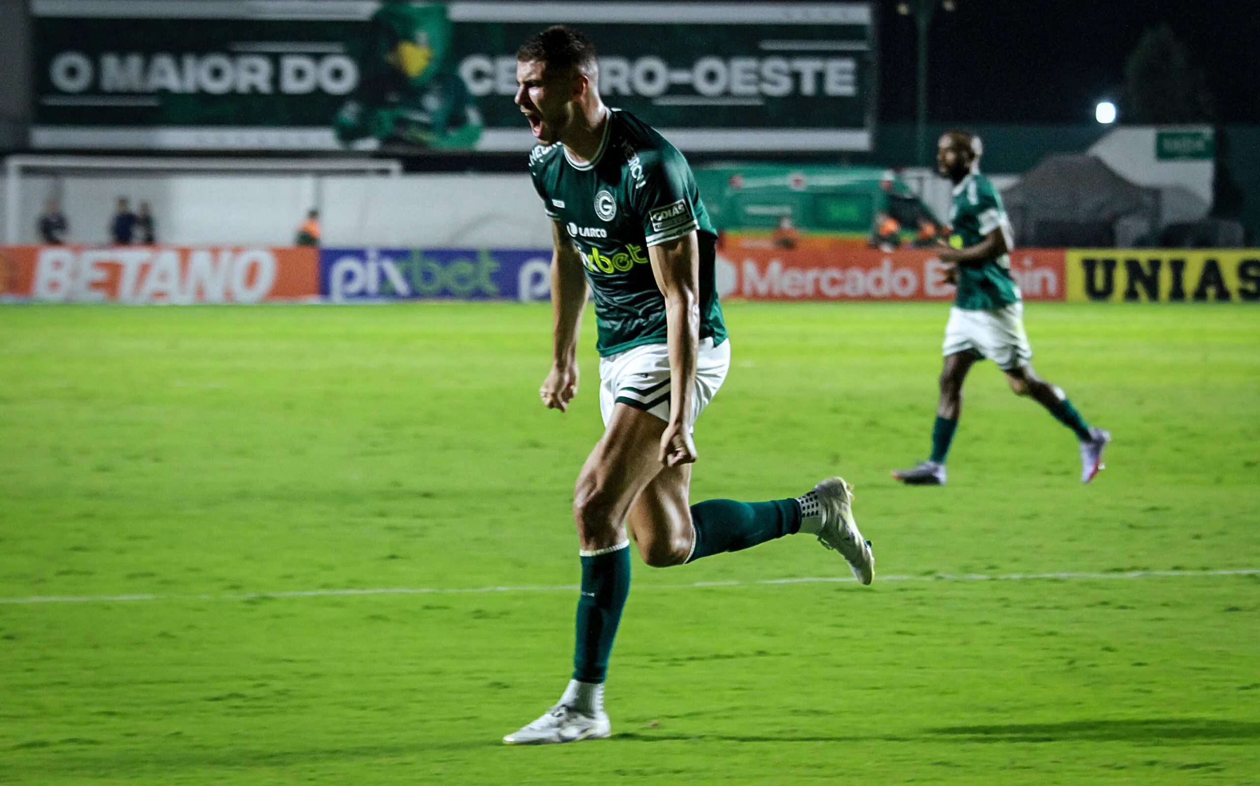 Brilha mais uma vez a estrela de Pedro Raul e Goiás vence o Coritiba no Brasileirão