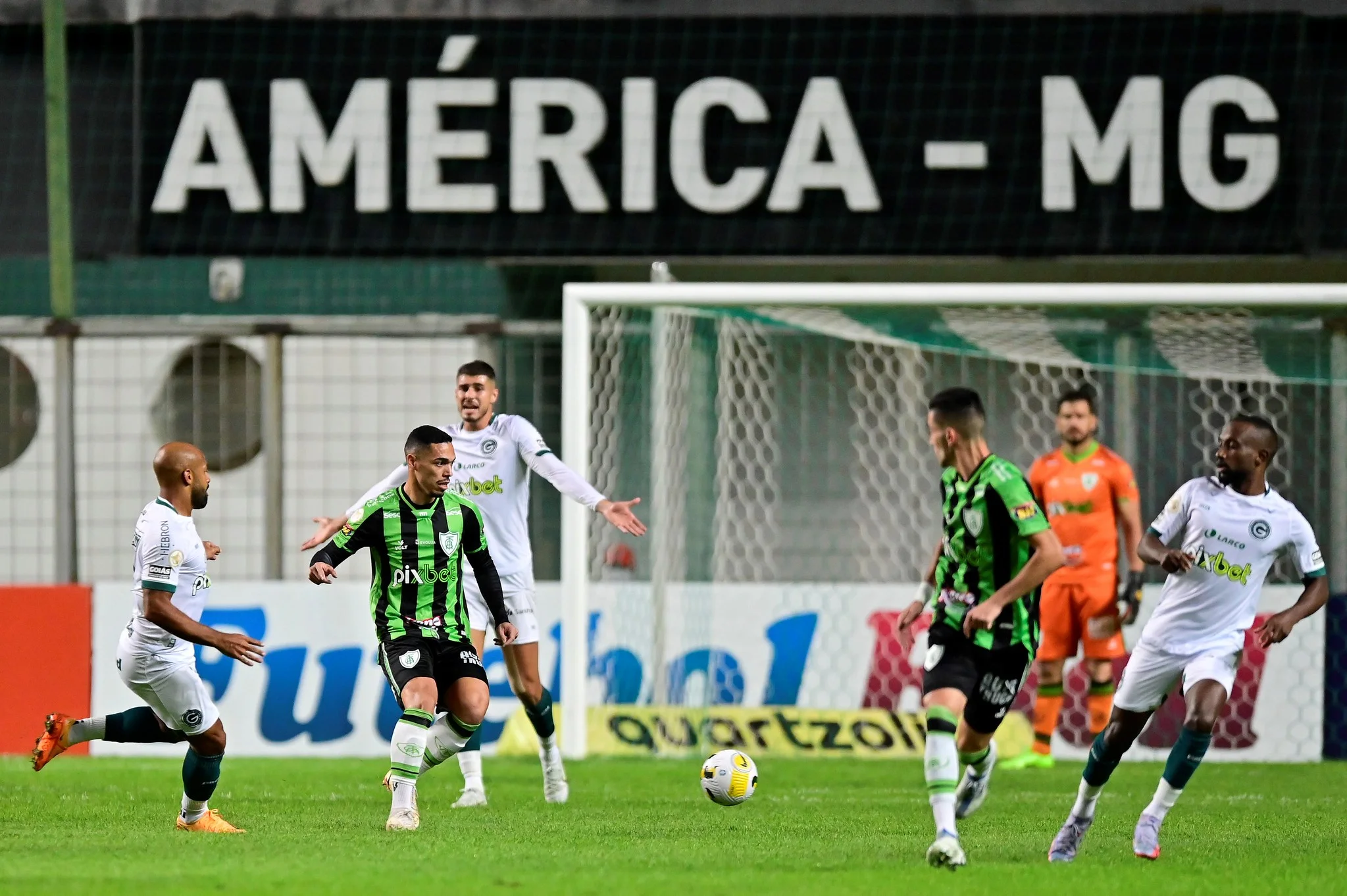 Goiás, derrotado pelo América Mineiro, entra na zona do rebaixamento na Série A