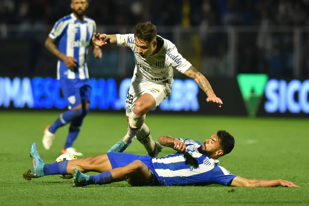 Santos peca ofensivamente, expõe fragilidades e perde do Avaí no Brasileirão