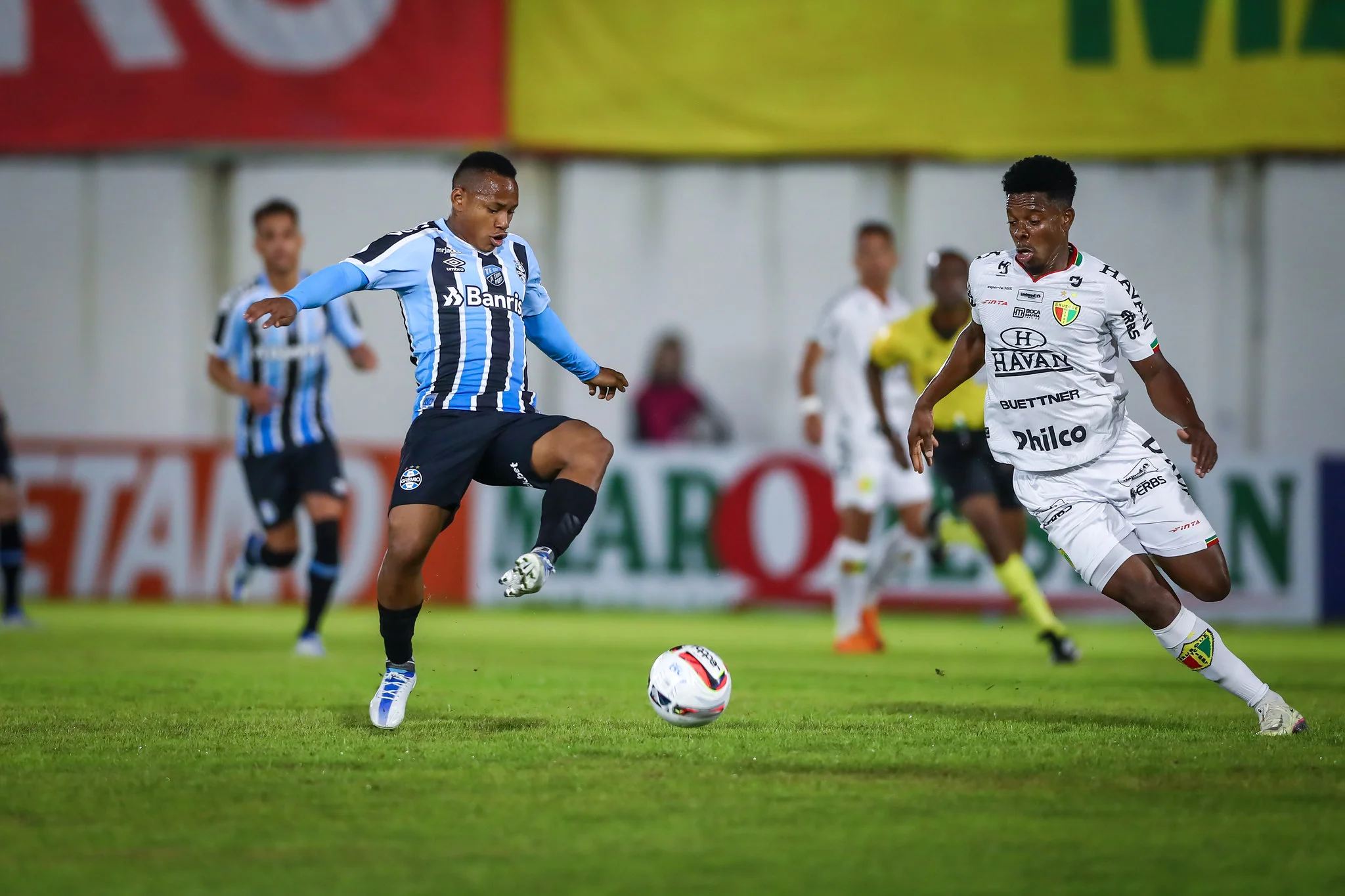 Grêmio empata com Brusque fora de casa e chega a 13 jogos sem derrota na Série B