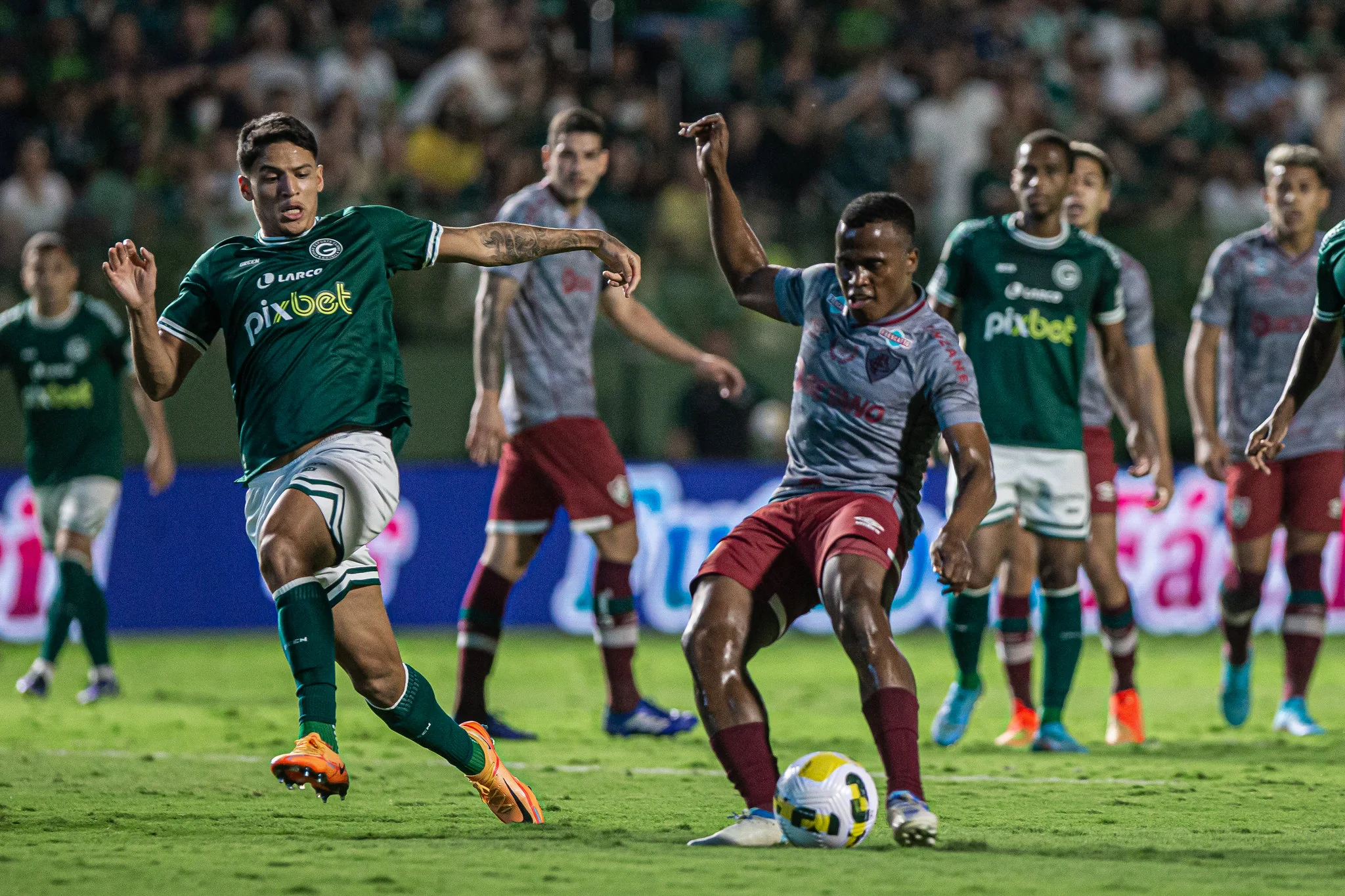 Em jogo de cinco gols, Fluminense é melhor no final e vence o Goiás na Serrinha