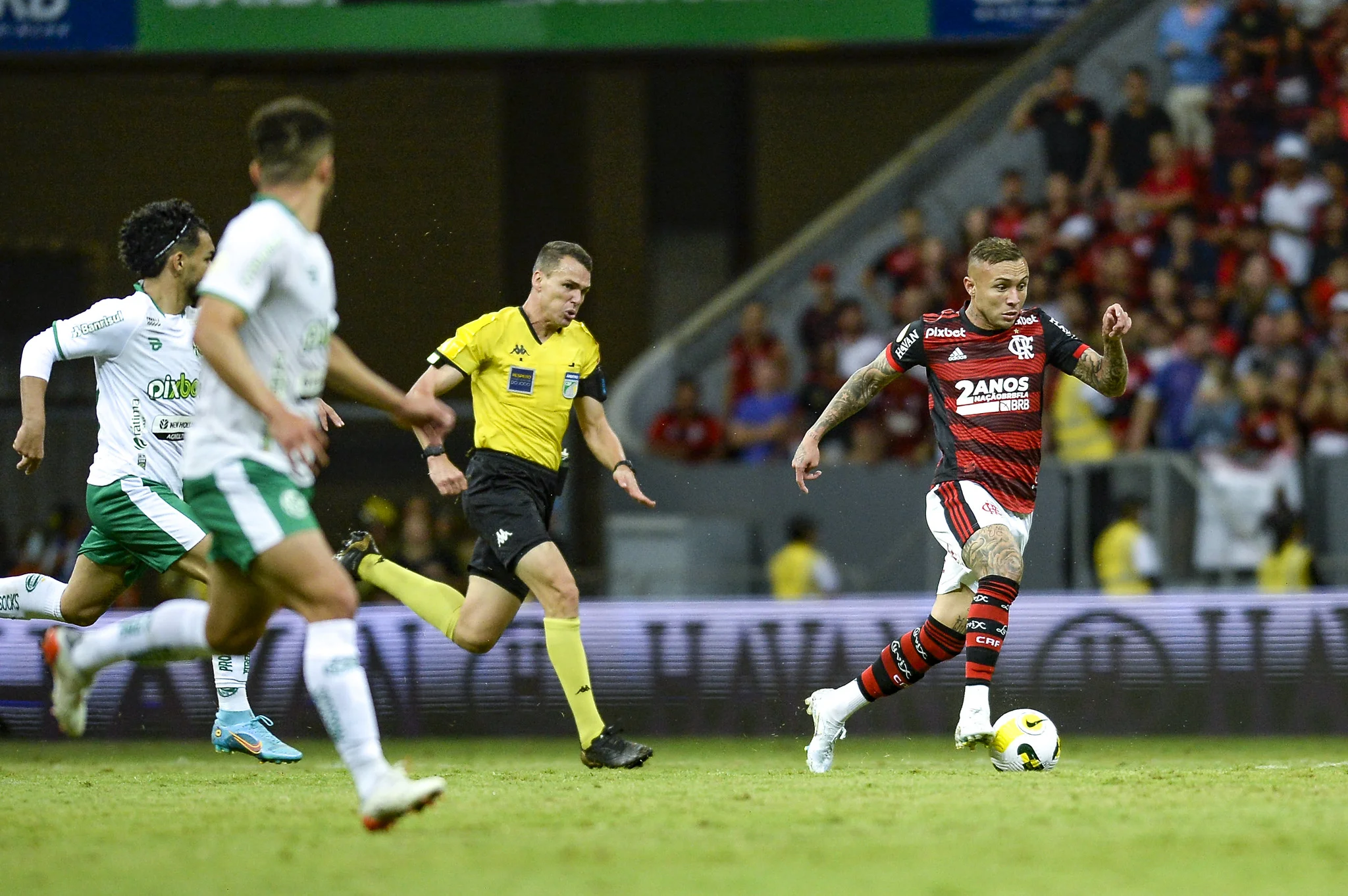 Com quatro gols de cabeça, Flamengo goleia Juventude em Brasília