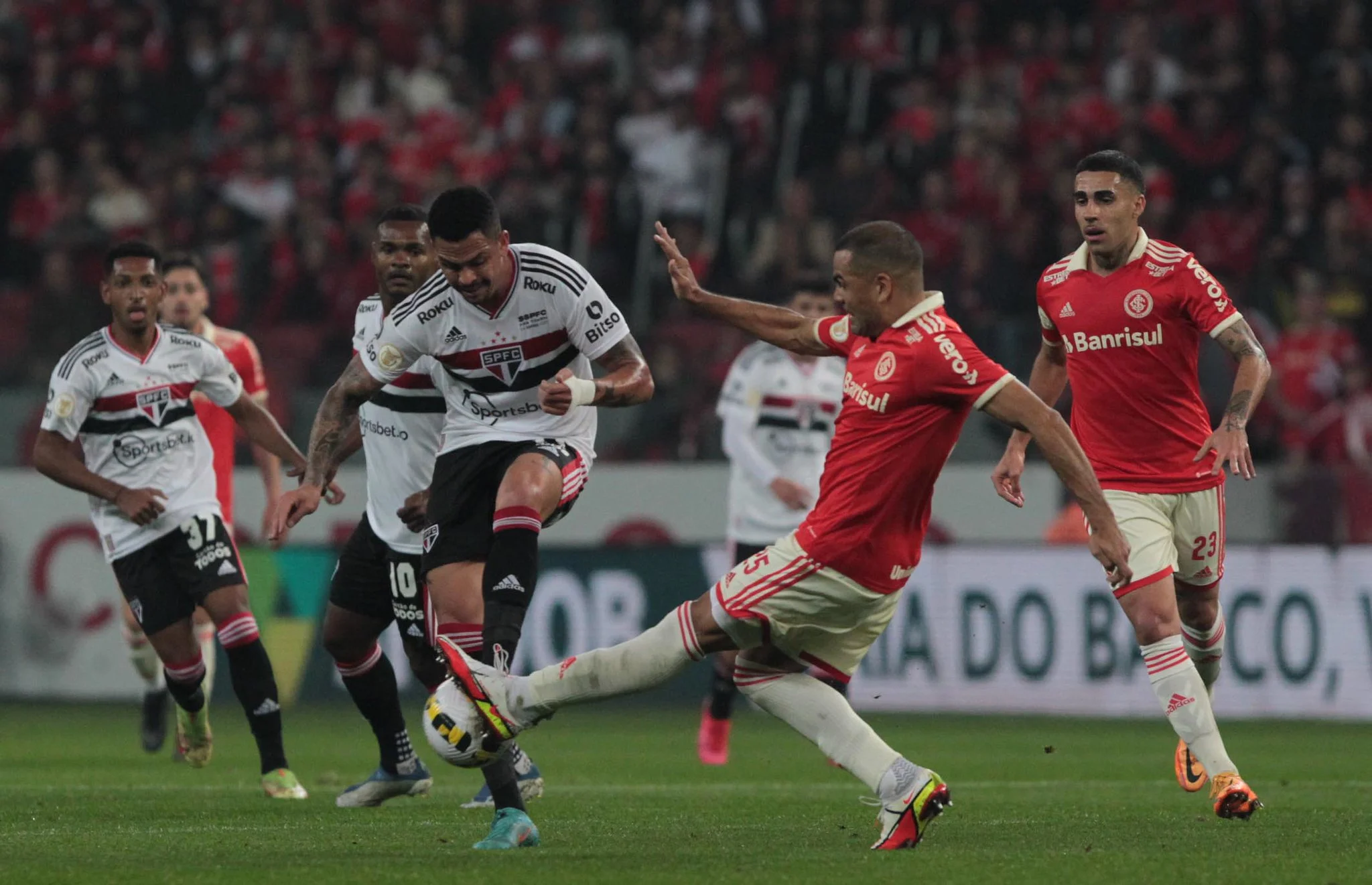 Inter e São Paulo empatam em grande jogo de seis gols no Beira-Rio