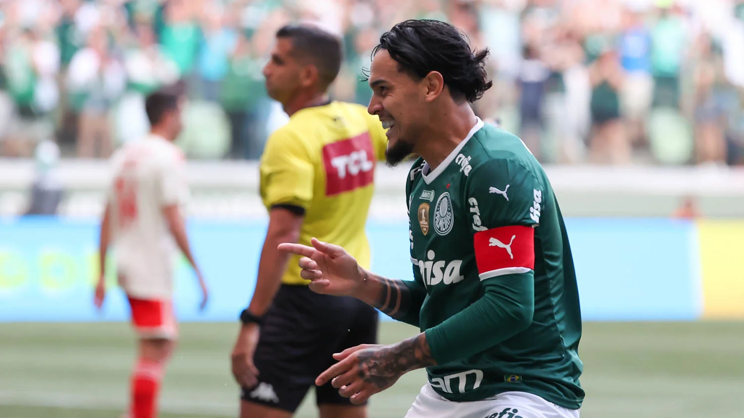 Palmeiras sofre susto no fim, mas derrota Inter e segue líder do Brasileirão