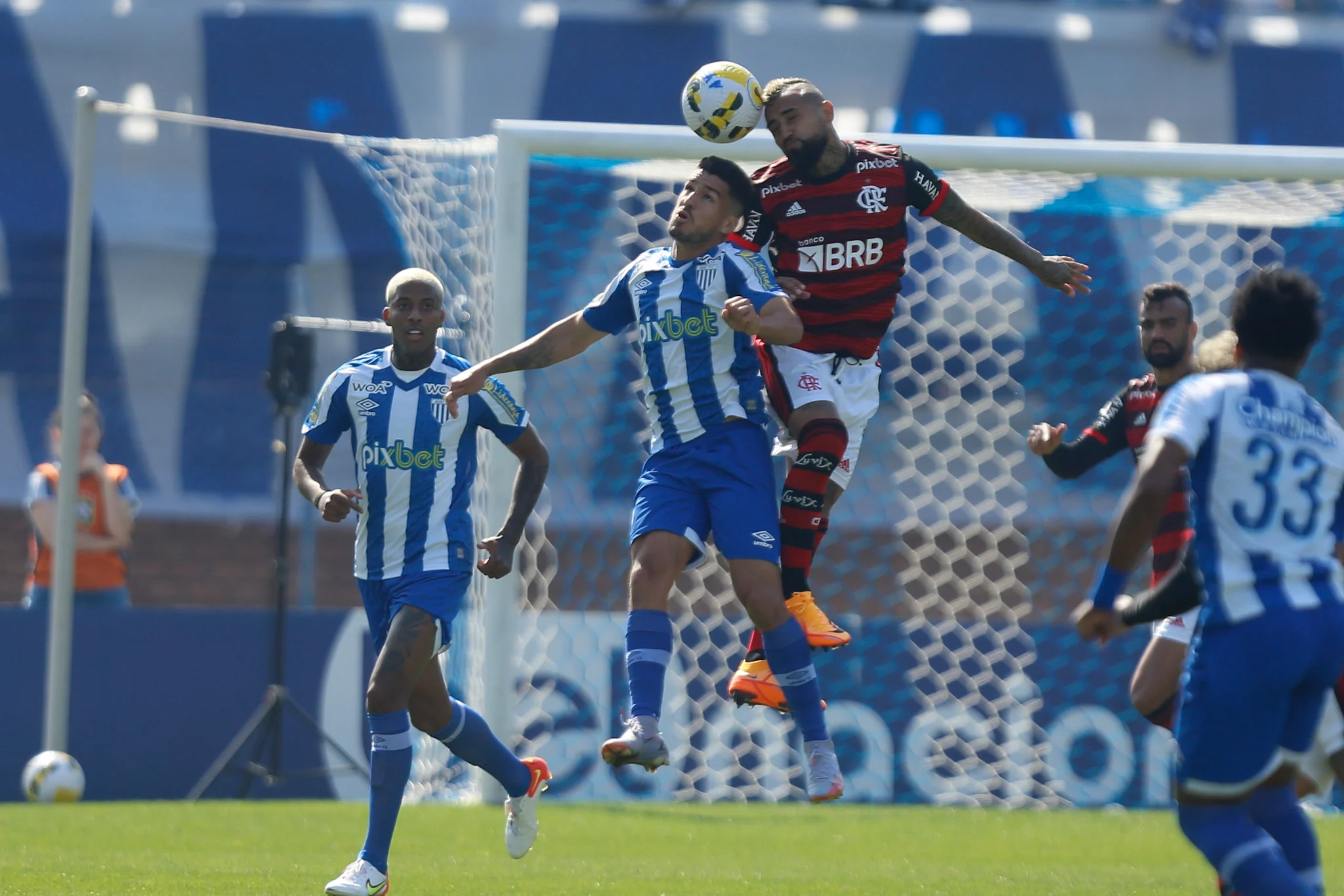 Flamengo vence Avaí de virada na estreia de Vidal em Florianópolis