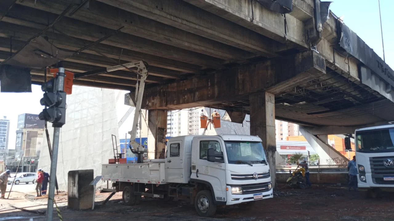 Após incêndio, prefeitura de Goiânia inicia remoção de placas do viaduto da T-63