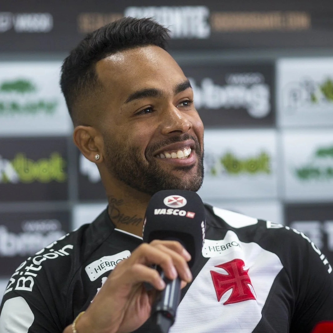 Alex Teixeira faz juras de amor ao Vasco em apresentação: ‘Quero levá-lo à elite’