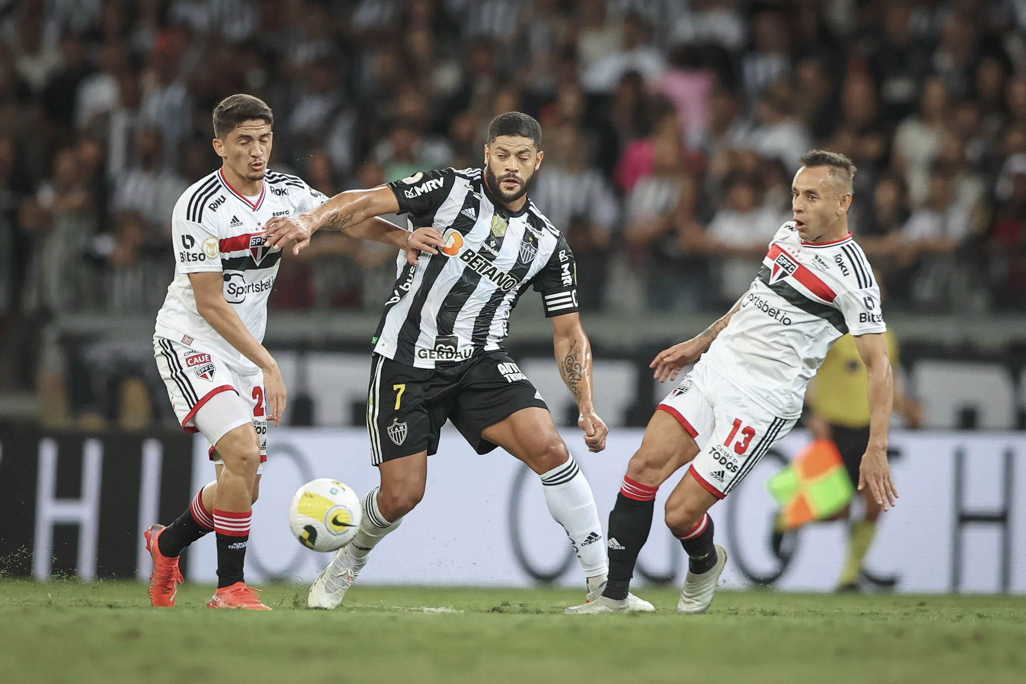 São Paulo segura Atlético-MG e empata sem gols em jogo truncado no Mineirão