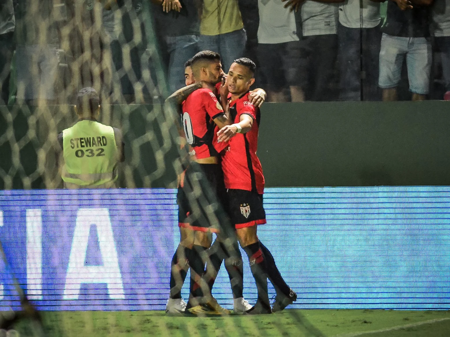 Atlético-GO goleia Goiás na Serrinha e avança para as quartas de final da Copa do Brasil