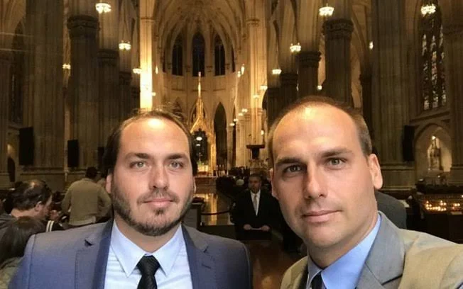 Filhos do presidente, Carlos e Eduardo faltam à convenção de Bolsonaro no Rio