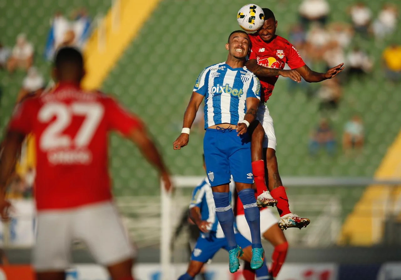 Red Bull Bragantino domina, goleia o Avaí e respira contra o rebaixamento