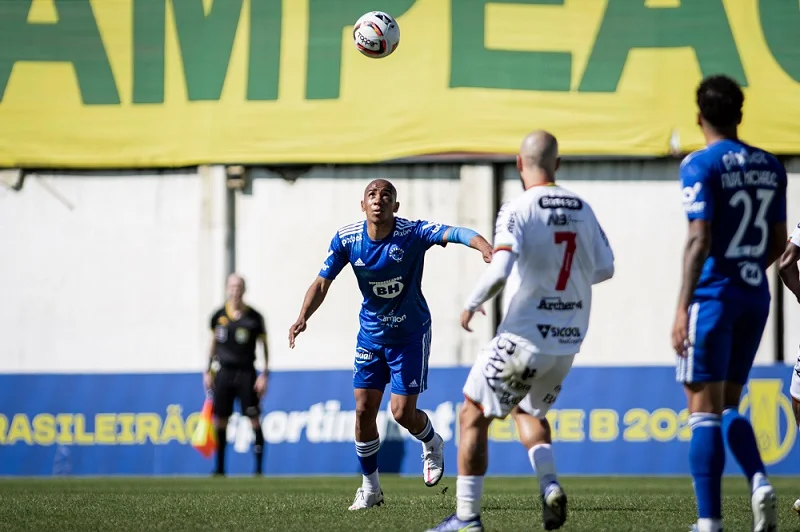 Cruzeiro joga mal e escapa da derrota para o Brusque graças ao VAR