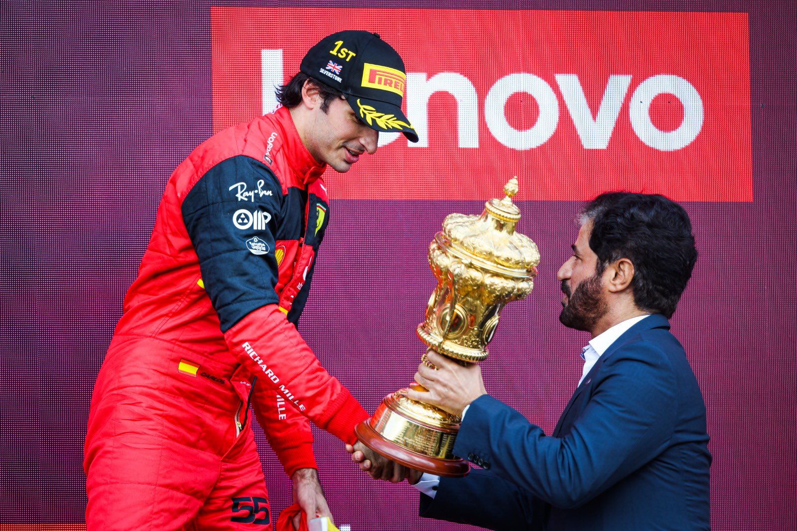 Sainz conquista vitória inédita na carreira em corrida marcada por grave acidente