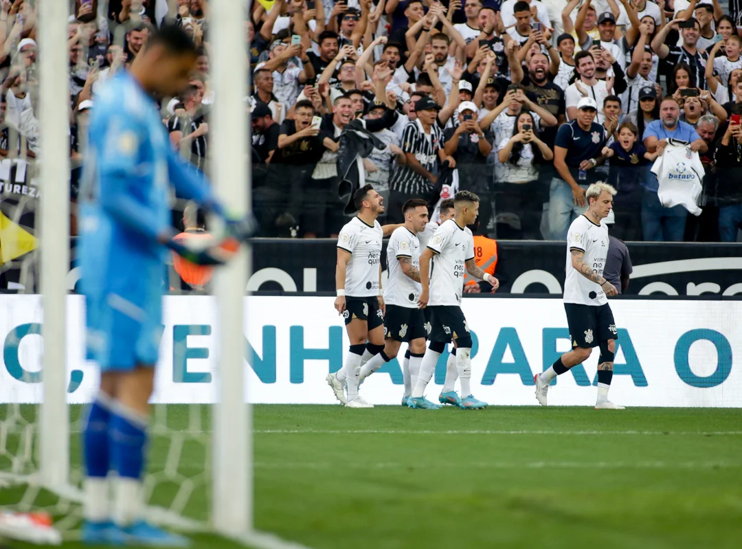 Corinthians vence o Flamengo, quebra tabu e vê Cássio celebrar 600 jogos