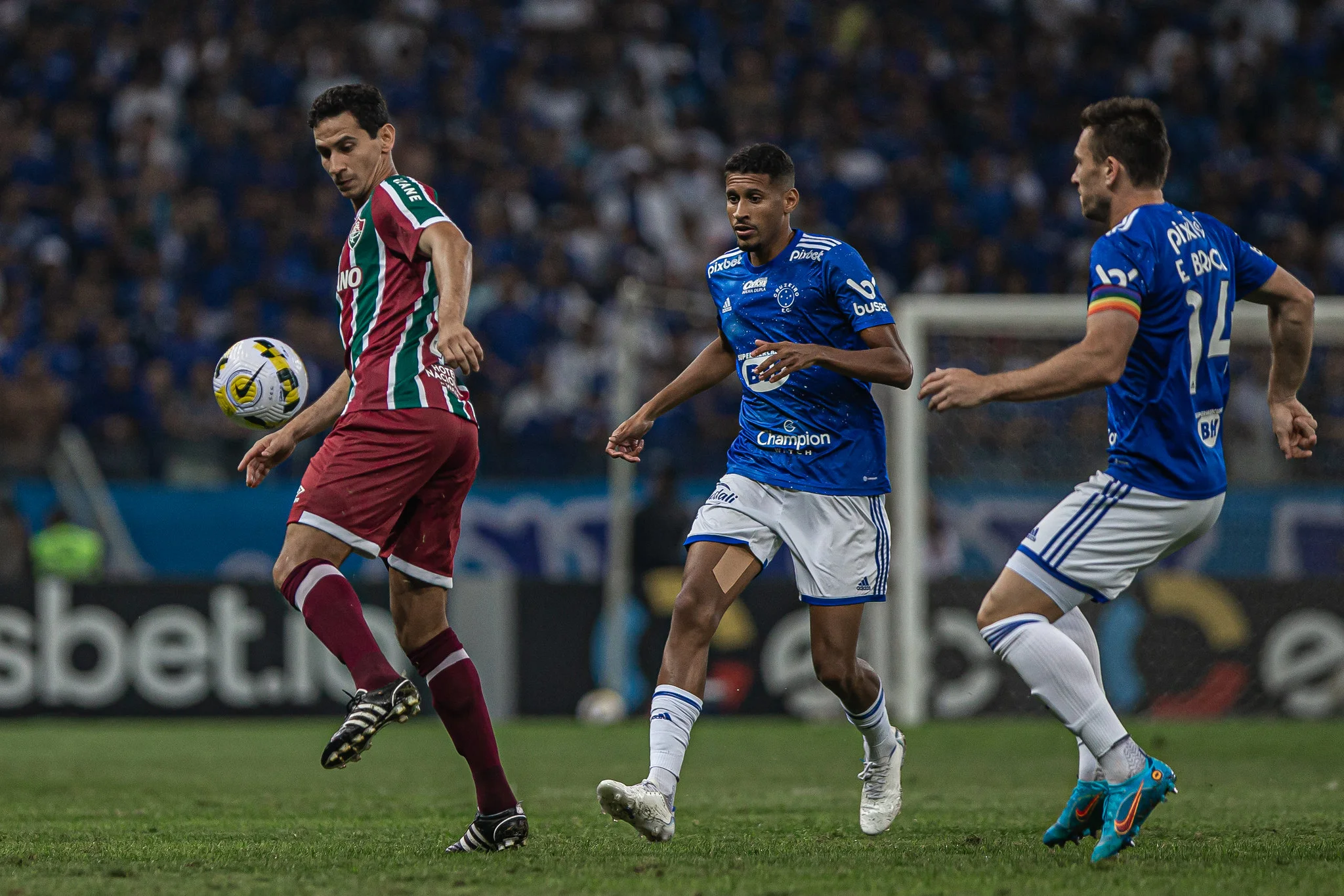 Fluminense supera o Cruzeiro, cala Mineirão lotado e avança na Copa do Brasil