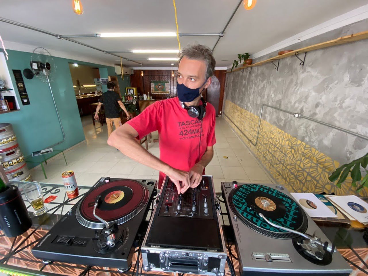 DJ M. Mota tocando em disco de vinil (Foto divulgação).