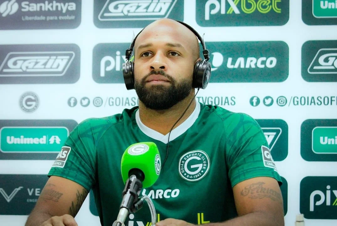 Fora dos planos de Armando Evangelista, Goiás libera Fellipe Bastos e mais cinco jogadores