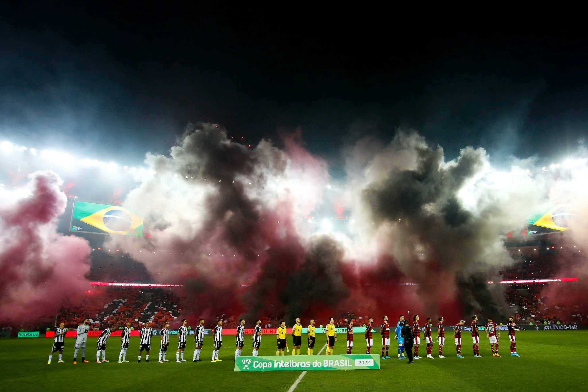 Flamengo faz ‘inferno’ no Maracanã, vence Atlético-MG e avança na Copa do Brasil